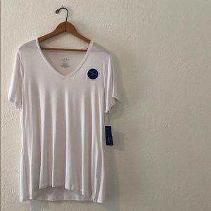 APT.9 Essentials white tee. Updated fit. Sz Large.